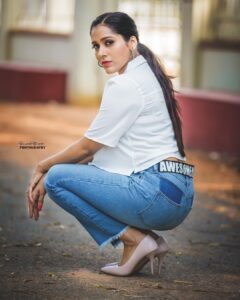 Rashmi Gautam Instagram - Make sure you focus on the right things #iamawesome #findyourfocus #distractions 📸 @sandeepgudalaphotography #rashmigautam #lifeismagical