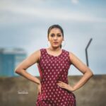 Rashmi Gautam Instagram – 👀 I stare rite back at you 💄 @venu_makeupandhair 📸 @sandeepgudalaphotography 
#rashmigautam #lifeismagical #dhee12 
#dhee12champions #loops #marron #fusionwear #sleekponytail