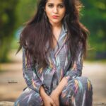 Rashmi Gautam Instagram - MESSY HAIR DONT CARE 📸 @sandeepgudalaphotography 💄 @venu_makeupandhair #rashmigautam #lifeismagical #itsapantsuit #indianweaves