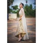 Rashmi Gautam Instagram - 💃 #outfit by @samathachowdari 📸 #pic by @sandeepgudalaphotography 💄 #makeup by @venu_makeupandhair #rashmigautam #lifeismagical #fusionwear