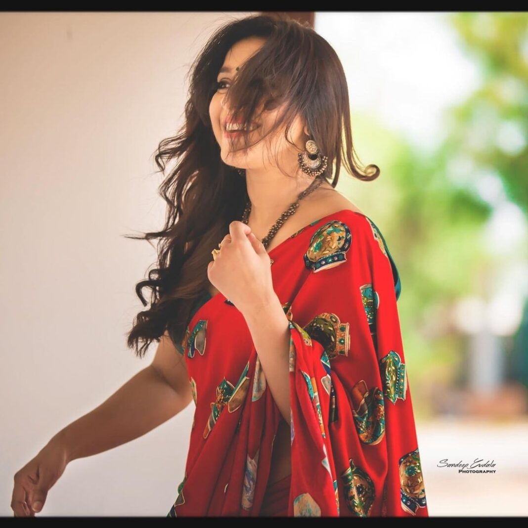 Rashmi Gautam Instagram - Well @sandeepgudalaphotography Thankyou for this capture And @neena_jha thankyou for this saree all the way from Kolkata means a lot when people remember you even when they are not around Out of sight ain’t out of mind eeeh 😛 #rashmigautam #lifeismagical #extrajabardasth #fridayfreaks