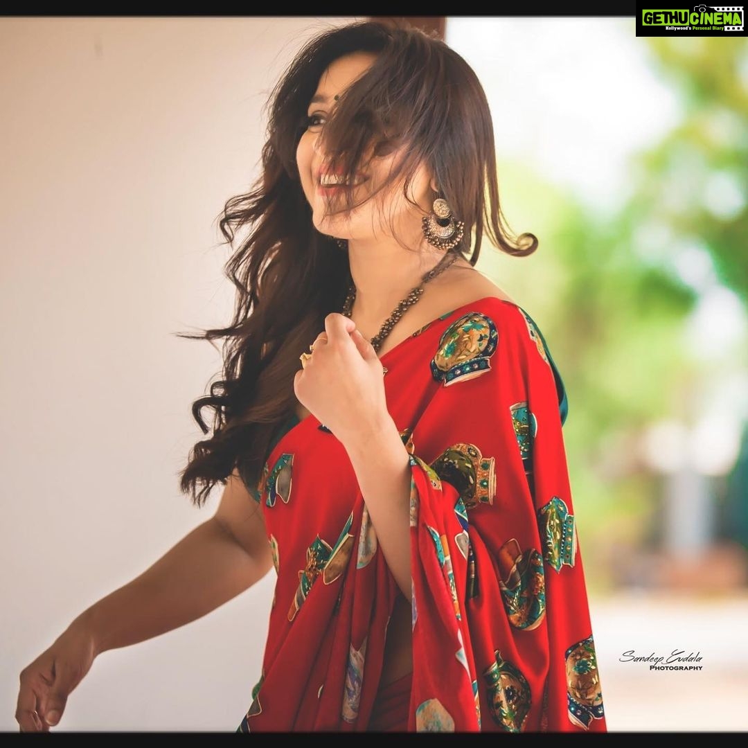 Rashmi Gautam Instagram - Well @sandeepgudalaphotography Thankyou for this capture And @neena_jha thankyou for this saree all the way from Kolkata means a lot when people remember you even when they are not around Out of sight ain’t out of mind eeeh 😛 #rashmigautam #lifeismagical #extrajabardasth #fridayfreaks