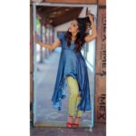 Rashmi Gautam Instagram - DISTRESS or DESTRESS💃by @neena_jha 📸by @sravan_goud8981 #lifeismagical #rashmigautam #greyandgold #fusionwear #shootlife🎬 Goa International Airport
