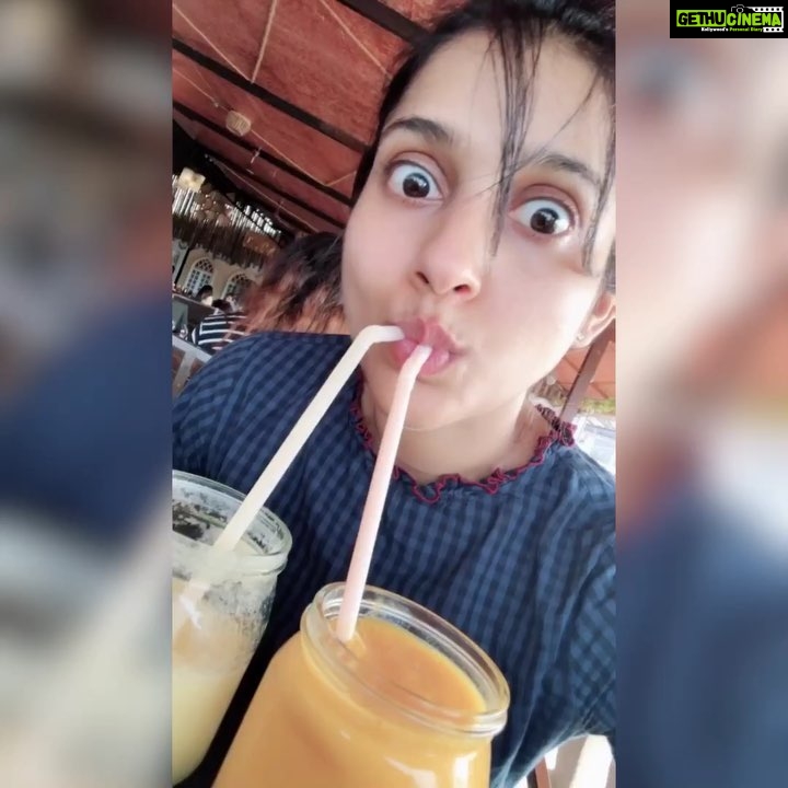 Rashmi Gautam Instagram - It’s important to stay hydrated, but that doesn’t mean sober 😂😆😜😝😛😋🤪 On a serious note #stayhydratedmyfriends #lifeismagical #freshjuices #doubleup #goadiaries🌴 #rashmigautam