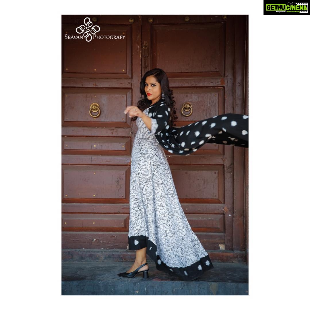 Rashmi Gautam Instagram - Tell me DA Black and white layered outfit by @duta_couture Pic by @sravan_goud8981