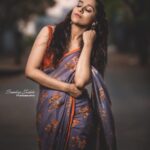 Rashmi Gautam Instagram - Saree by @duta_couture 🍁🍁🍁 Pic by @sandeepgudalaphotography 📸📸📸📸 For #extrajabardasth Tonite #fridaynite #comedy #saree #grey #floral #orange #summerstyle