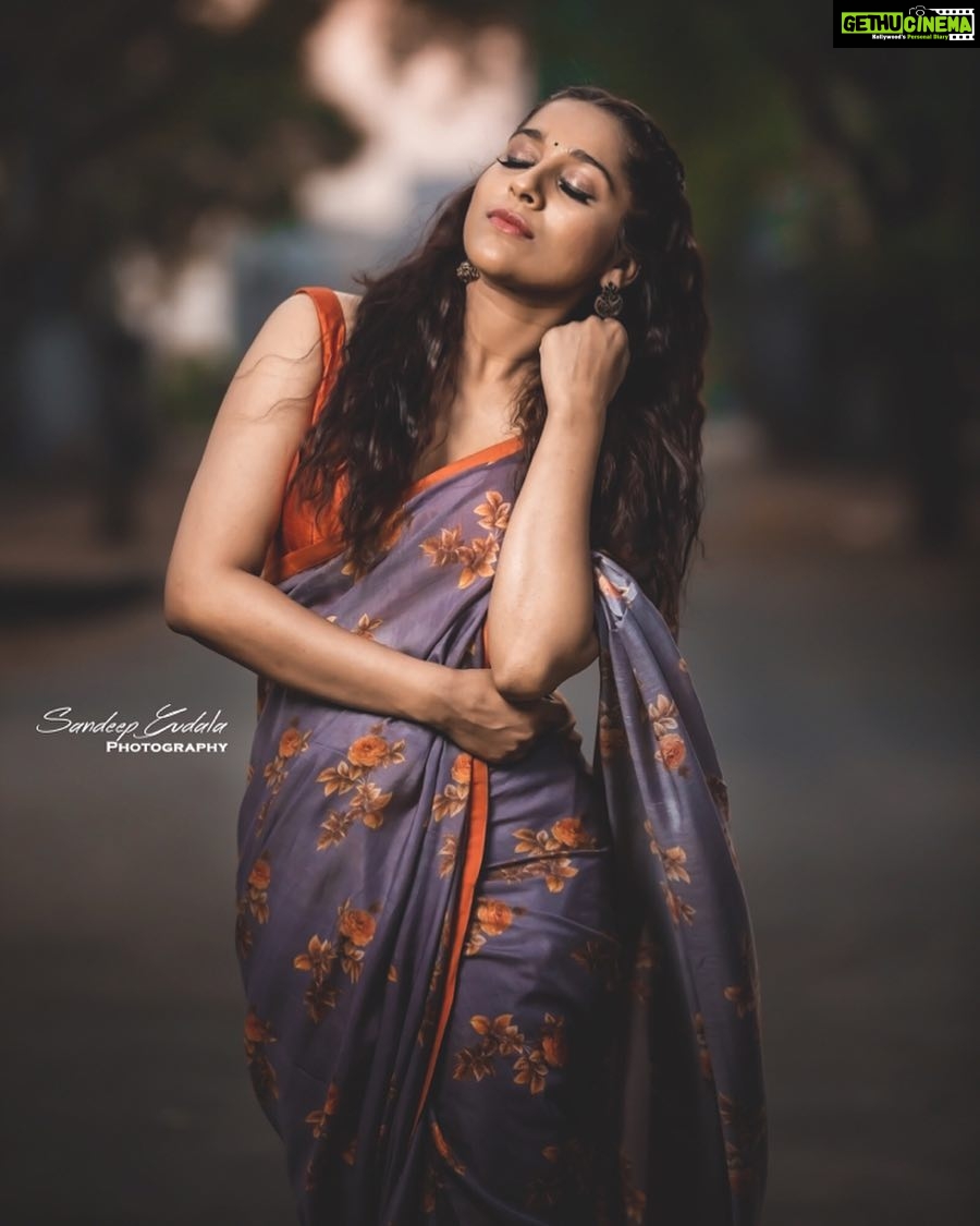 Rashmi Gautam Instagram - Saree by @duta_couture πππ Pic by @sandeepgudalaphotography πΈπΈπΈπΈ For #extrajabardasth Tonite #fridaynite #comedy #saree #grey #floral #orange #summerstyle