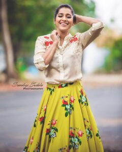 Rashmi Gautam Instagram - “THIS YEAR LETS RESOLVE TO MAKE BETTER BAD DECISIONS” 🤣😂😅 #newyearcomingup #candid #dec2018 Outfit by @chandraandvamsistudio Pic by @sandeepgudalaphotography http://m.helo-app.com/s/URsyMyv