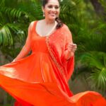 Rashmi Gautam Instagram – SMILE 😀 WONT COST YOU A DAMN THING #keepstressatbay #smileitsfriday #extrajabardasth #rashmigautam 
Outfit by 👗 @duta_couture