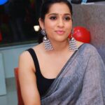 Rashmi Gautam Instagram – Jhumkas by @sujisrin.collection 
Saree @linenhousestore