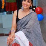 Rashmi Gautam Instagram - Jhumkas by @sujisrin.collection Saree @linenhousestore