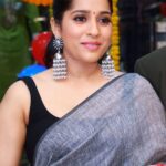 Rashmi Gautam Instagram – Jhumkas by @sujisrin.collection 
Saree @linenhousestore