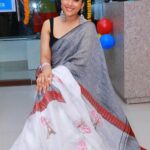 Rashmi Gautam Instagram – Jhumkas by @sujisrin.collection 
Saree @linenhousestore
