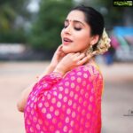 Rashmi Gautam Instagram – Outfit by @varahi_couture
Pic by @verendar_photography 

#Gajara #festivelook 
#RashmiGautam #brocade #indianwearlove