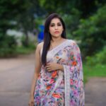 Rashmi Gautam Instagram - P.c @verendar_photography #RashmiGautam #floralmagic #whitesandlights