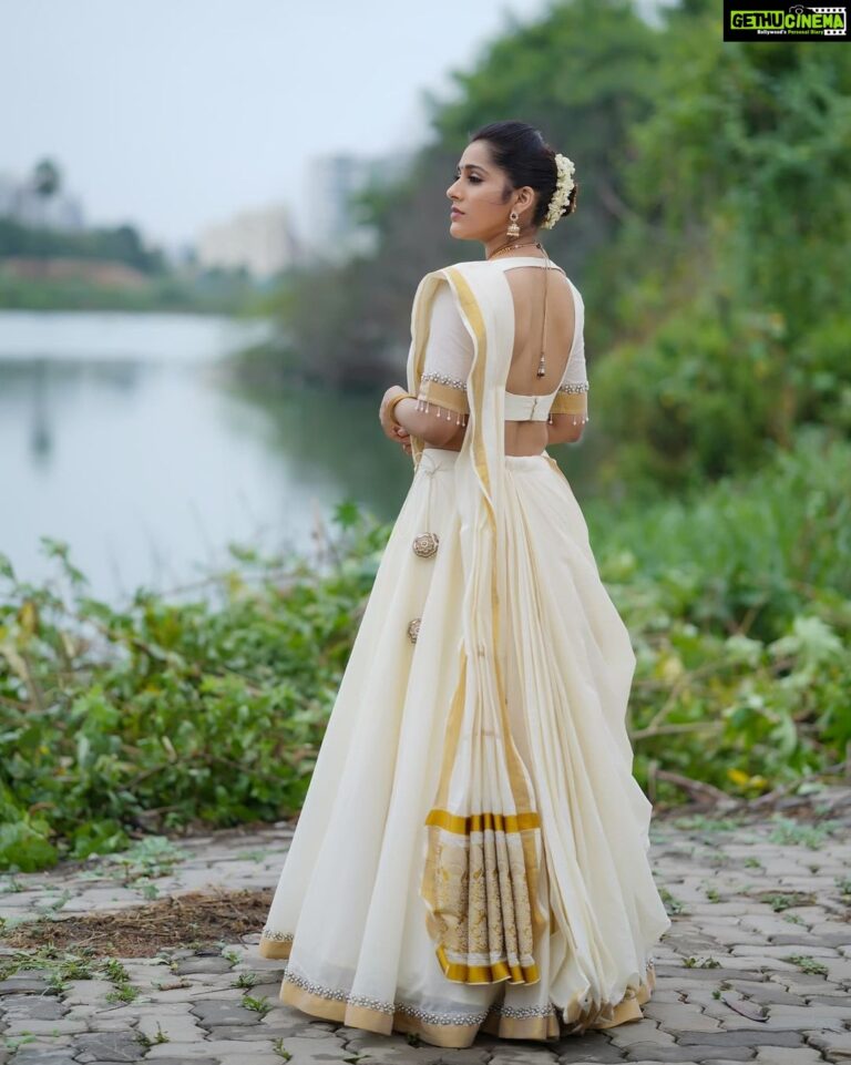 Rashmi Gautam Instagram - Outfit by @starrydreamsofficial by SHAMA P.C @nagraphyofficial #RashmiGautam #rashmigautam