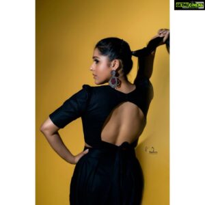Rashmi Gautam Instagram - Outfit @varahi_couture 🖤🖤🖤🖤🖤
P.c @v_capturesphotography📸📸📸📸📸📸

#RashmiGautam
