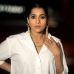 Rashmi Gautam Instagram - Can never go wrong with white and gold P.c @v_capturesphotography #whiteshirt #RashmiGautam #goldaccessories #bluedenimjeans