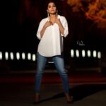 Rashmi Gautam Instagram – Can never go wrong with white and gold 

P.c @v_capturesphotography

#whiteshirt #RashmiGautam #goldaccessories #bluedenimjeans