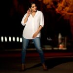 Rashmi Gautam Instagram – Can never go wrong with white and gold 

P.c @v_capturesphotography

#whiteshirt #RashmiGautam #goldaccessories #bluedenimjeans