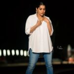 Rashmi Gautam Instagram - Can never go wrong with white and gold P.c @v_capturesphotography #whiteshirt #RashmiGautam #goldaccessories #bluedenimjeans