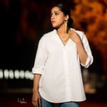 Rashmi Gautam Instagram - Can never go wrong with white and gold P.c @v_capturesphotography #whiteshirt #RashmiGautam #goldaccessories #bluedenimjeans