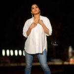 Rashmi Gautam Instagram – Can never go wrong with white and gold 

P.c @v_capturesphotography

#whiteshirt #RashmiGautam #goldaccessories #bluedenimjeans