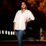 Rashmi Gautam Instagram – Can never go wrong with white and gold 

P.c @v_capturesphotography

#whiteshirt #RashmiGautam #goldaccessories #bluedenimjeans