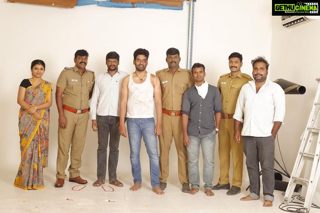 Raveena Ravi Instagram - #throwback to the day it all started! First #photoshoot of team #kavalthuraiungalnanban 🔥❤️ #sureshravi @dranjithmanikandan @vishnu.shri.7 #mimegopi ( swipe )