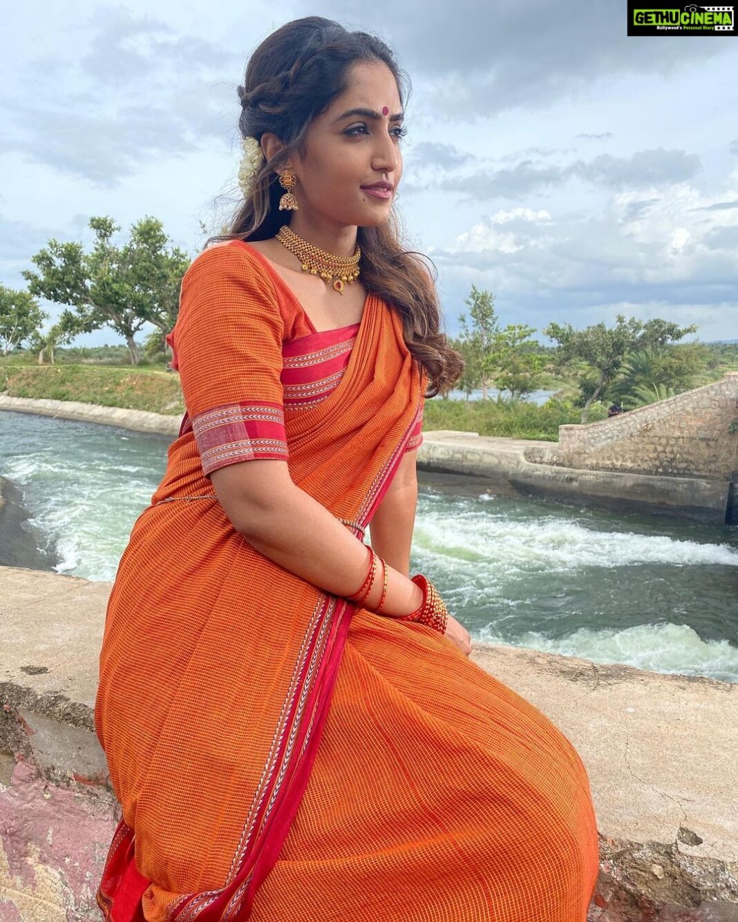 Reba Monica John Instagram - Set aadre gicchi gili gili 🎉💥😋 Had a blast shooting for this super fun song with some amazing people at the most beautiful locations! North Karnataka has my heart. More BTS coming up. Have you watched our film Rathnan Prapancha yet? If not, goooo now on @primevideoin ! ✨ #rathnanprapanchaonprime #kannadathi #northkarnatakaspecial #behindthescenes #bestexperienceever #onlylove