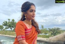 Reba Monica John Instagram - Set aadre gicchi gili gili 🎉💥😋 Had a blast shooting for this super fun song with some amazing people at the most beautiful locations! North Karnataka has my heart. More BTS coming up. Have you watched our film Rathnan Prapancha yet? If not, goooo now on @primevideoin ! ✨ #rathnanprapanchaonprime #kannadathi #northkarnatakaspecial #behindthescenes #bestexperienceever #onlylove