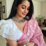 Reenu Mathews Instagram - Remain a Classic in a world full of Trends💕 Paired crop top with a Dupatta to give this look 😉 Neckpiece @ogaanindia . . . #jewelleryshoot #candidshots #candidcapture #portraitphotography #lifestyleblogdubai #jewelleryportfolio #desiinfluencer #dubaiinfluencer #ogaanindia #reenumathews Emirate of Dubai