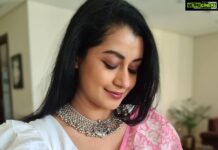 Reenu Mathews Instagram - Remain a Classic in a world full of Trends💕 Paired crop top with a Dupatta to give this look 😉 Neckpiece @ogaanindia . . . #jewelleryshoot #candidshots #candidcapture #portraitphotography #lifestyleblogdubai #jewelleryportfolio #desiinfluencer #dubaiinfluencer #ogaanindia #reenumathews Emirate of Dubai