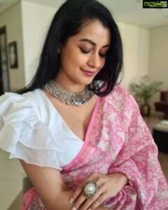 Reenu Mathews Instagram - Remain a Classic in a world full of Trends💕
Paired crop top with a Dupatta to give this look 😉
Neckpiece @ogaanindia 
.
.
.
#jewelleryshoot #candidshots #candidcapture #portraitphotography #lifestyleblogdubai #jewelleryportfolio #desiinfluencer #dubaiinfluencer #ogaanindia #reenumathews