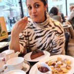 Reenu Mathews Instagram - When Paparazzi doesn't allow you to eat peacefully. 😉 This is one of the best Schoko mousse cake & Kaiserschmarrn that I have had ❤ @ea.emy Love you🤗 . . #dessertlover #desserttime #kaiserschmarrn #schokomousse #friendslikefamily #reenumathews Vienna