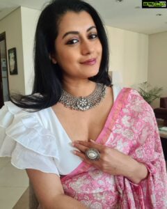 Reenu Mathews Instagram - Remain a Classic in a world full of Trends💕
Paired crop top with a Dupatta to give this look 😉
Neckpiece @ogaanindia 
.
.
.
#jewelleryshoot #candidshots #candidcapture #portraitphotography #lifestyleblogdubai #jewelleryportfolio #desiinfluencer #dubaiinfluencer #ogaanindia #reenumathews