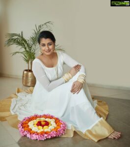 Reenu Mathews Instagram - Ellavarkkum Hridayam Niranja Onashamsakal ❤ Happy Onam 🏵
📸 @anoop.devaraj 
👗 @senoritasdesignstudio 
.
.
.
.
#onamspecial #onamlook #onamindubai #onamvannalo #onapookalam #nostalgia #onakodi #onapoo #kasavudress 
#gratefulheart