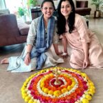 Reenu Mathews Instagram – Onam Vannaloooo❤
Smile & pose ,all you need is a Pookalam & your dear friend 🌻 @zaibee__ 
.
.
.
.
#onamspecial #onamlook #onamindubai #onapookalam #nostalgicmemories #onapoo #friendslikefamily #reenumathews Home Sweet Home