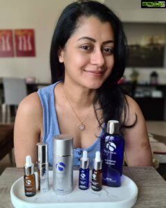 Reenu Mathews Instagram - Mornings with @isclinical_arabia 
It's been a month since I have been using these amazing products & am loving the way my skin feels. Morning regime includes 
.Cleansing Complex
.Pro Heal Serum
.Hydra Cool Serum
.Youth Eye Complex
.Eye Serum
Followed by my fav Eclipse SPF 50+
Thank you @leaderhealthcare for introducing me to this amazing products 😍