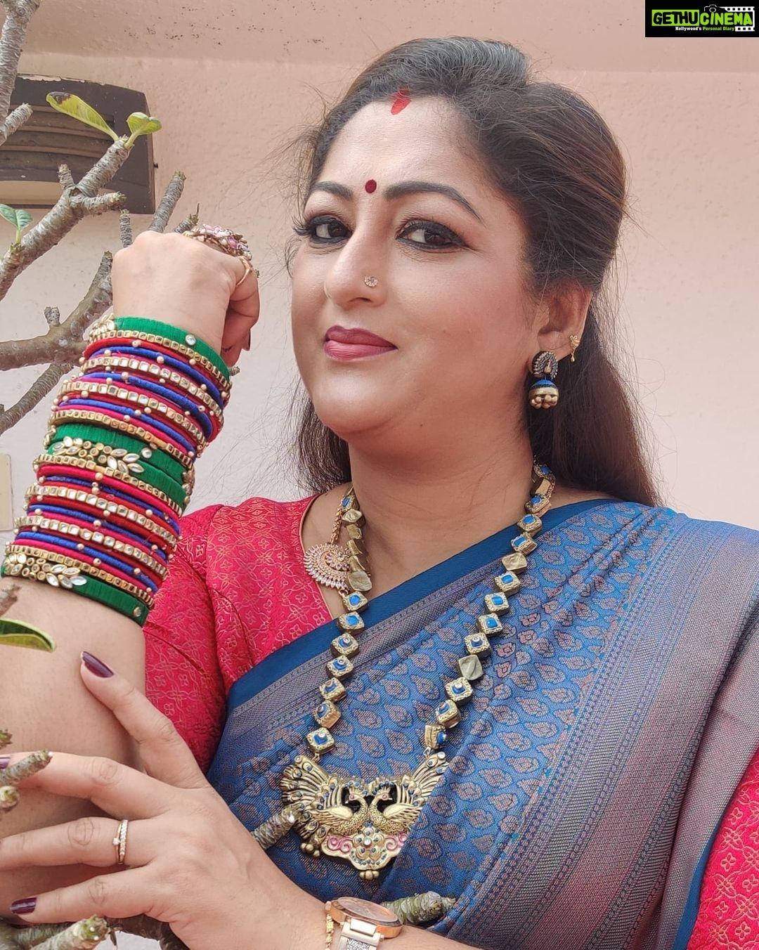 Rekha Krishnappa Instagram - Impressive bridal bangles, look into @valaiviii page for beautiful collection of bangles... Thank you for this lovely set @valaiviii ... Dia... . . . . #banglescollection #bangleslover #banglesdesigns #onlineshoppingindia #onlinesareeshopping Chennai, India