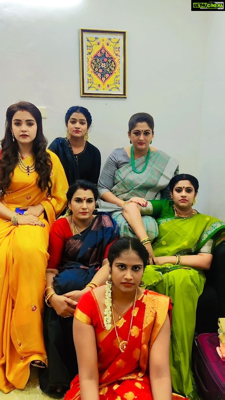 Rekha Krishnappa Instagram - Blink blink blink😉😉😉 @meerakrishnaofficial @mercyleyal @_dharshhh @actress_lavanyaoffl @kayal_vizhie . . . . . #tamilumsaraswathiyum #chandrakala #khodai #tamilactress #tamilserial #vijaytvserials #vijaytv Chennai, India