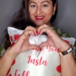 Rekha Krishnappa Instagram – Was waiting for this magic pillow from @artsy_wraping to thank you all in a special way… But 100k family has already become 142k family🤯🤯 @artsy_wraping also tried very hard to deliver this to me before it crosses 100k but you people have showed much more love than expected❤️ Very very grateful for all 142k of you🙏🏻💗
.
.
.
#100kfollowers #142kfollowers #magicpillow #TwoTwoTwo 
#suntv #vijaytv #instareels