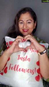 Rekha Krishnappa Instagram - Was waiting for this magic pillow from @artsy_wraping to thank you all in a special way... But 100k family has already become 142k family🤯🤯 @artsy_wraping also tried very hard to deliver this to me before it crosses 100k but you people have showed much more love than expected❤️ Very very grateful for all 142k of you🙏🏻💗
.
.
.
#100kfollowers #142kfollowers #magicpillow #TwoTwoTwo 
#suntv #vijaytv #instareels