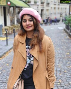 Reshmi Menon Instagram - An artsy day ❤️

#montmarteart #montmartreparis