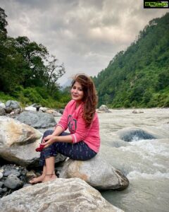 Reshmi Menon Instagram - The way nature humbles us with its might is such an experience. Evenings like these filled with so much beauty and peace are the moments I live for … to one of the most memorable trips so far and to many such more ❤️ Can’t wait to see the rest of you !!! #Himalayas #Ganga