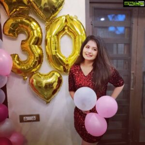 Reshmi Menon Instagram - Dressed up to embrace the 30 !!!! Grateful for all the blessings and all the lessons 😊 another chapter starts ❤️
#ohno #30isntsobad #nammaleysollikalam