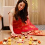 Richa Panai Instagram – Wish you all a very very happy, healthy and safe Diwali! 🪔🪔🪔🪔🪔
.
.
.
.
.
#happydiwali #diwali2021 #favouritefestival #festivalsofindia #indianculture #indianlook #ethnicwear #familytime #diya #rangoli Platinum Life – Andheri