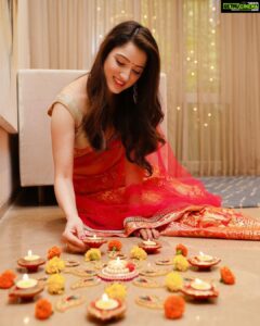 Richa Panai Instagram - Wish you all a very very happy, healthy and safe Diwali! 🪔🪔🪔🪔🪔
.
.
.
.
.
#happydiwali #diwali2021 #favouritefestival #festivalsofindia #indianculture #indianlook #ethnicwear #familytime #diya #rangoli
