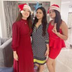 Richa Panai Instagram – Celebrated Christmas one day late so that all my friends can join in! Lucky to have such lovely friends!❤️❤️ @rritu_c @girl_with_the_greeneyes #friendsforever Juhu, Mumbai