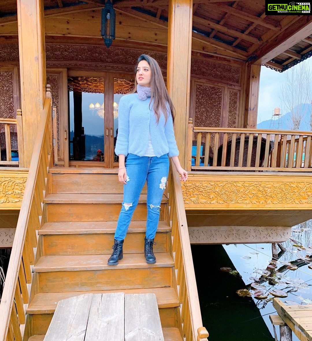 Richa Panai Instagram - Happy Sunday guys!!🦋🌈 . . . . . . . . . . . . . . . . #dallake #houseboat #instagram #love #reelsinstagram #tiktok #instagood #trending #follow #like #explore #explorepage #viral #instadaily #reel #followforfollowback #likeforlikes #memes #india #photography #fashion #music #reelitfeelit #foryou #reelsindia #bollywood #likes #photooftheday #video #reels